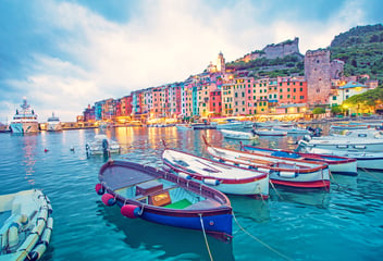 Paysage enchanteur du port, avec ses maisons colorées et ses bateaux, à Porto Venero, en Italie,
