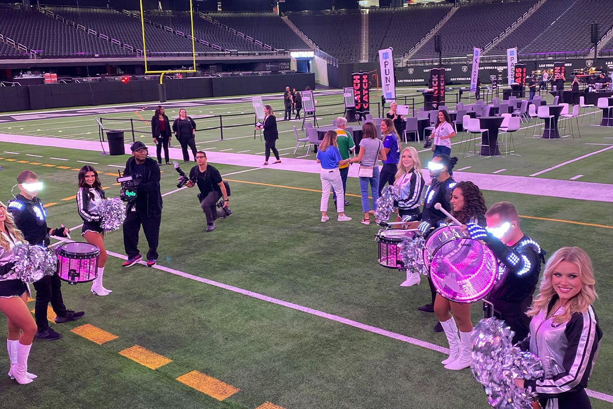 Des pom-pom girls et des batteurs se produisent sur un terrain de football lors d'un événement dans un stade à Las Vegas.