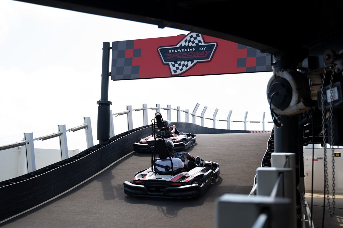 Des karts sur la piste du Norwegian Joy Speedway à bord d'un bateau de croisière