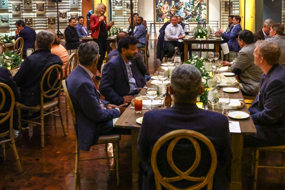 Dîner d'affaires dans un restaurant de Nashville avec de longues tables et des participants