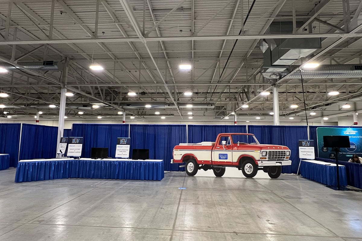 Un pick-up Ford rouge et blanc classique exposé au centre de congrès